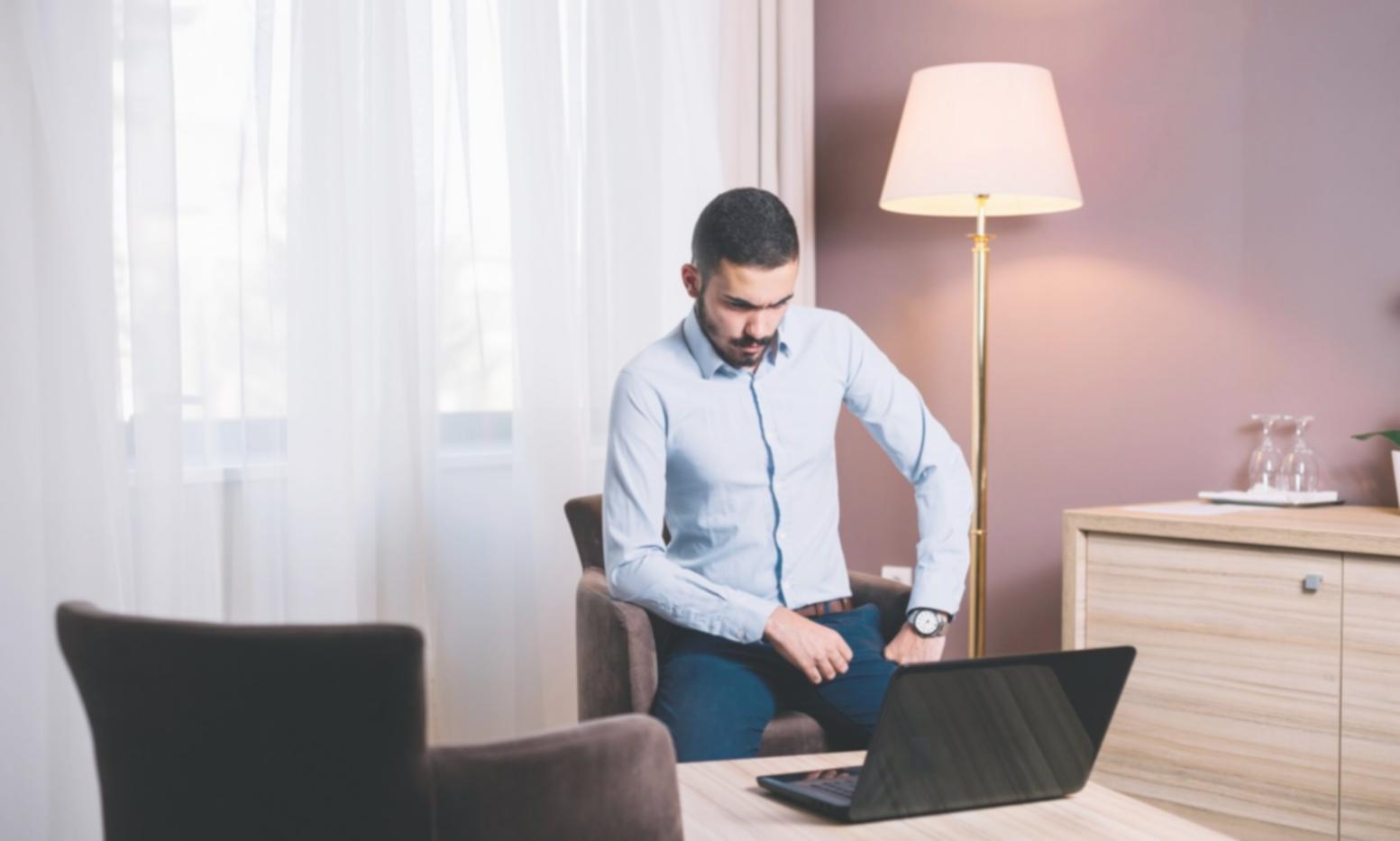 Finanzplanung Beratungssituation mit Unterlagen und Laptop